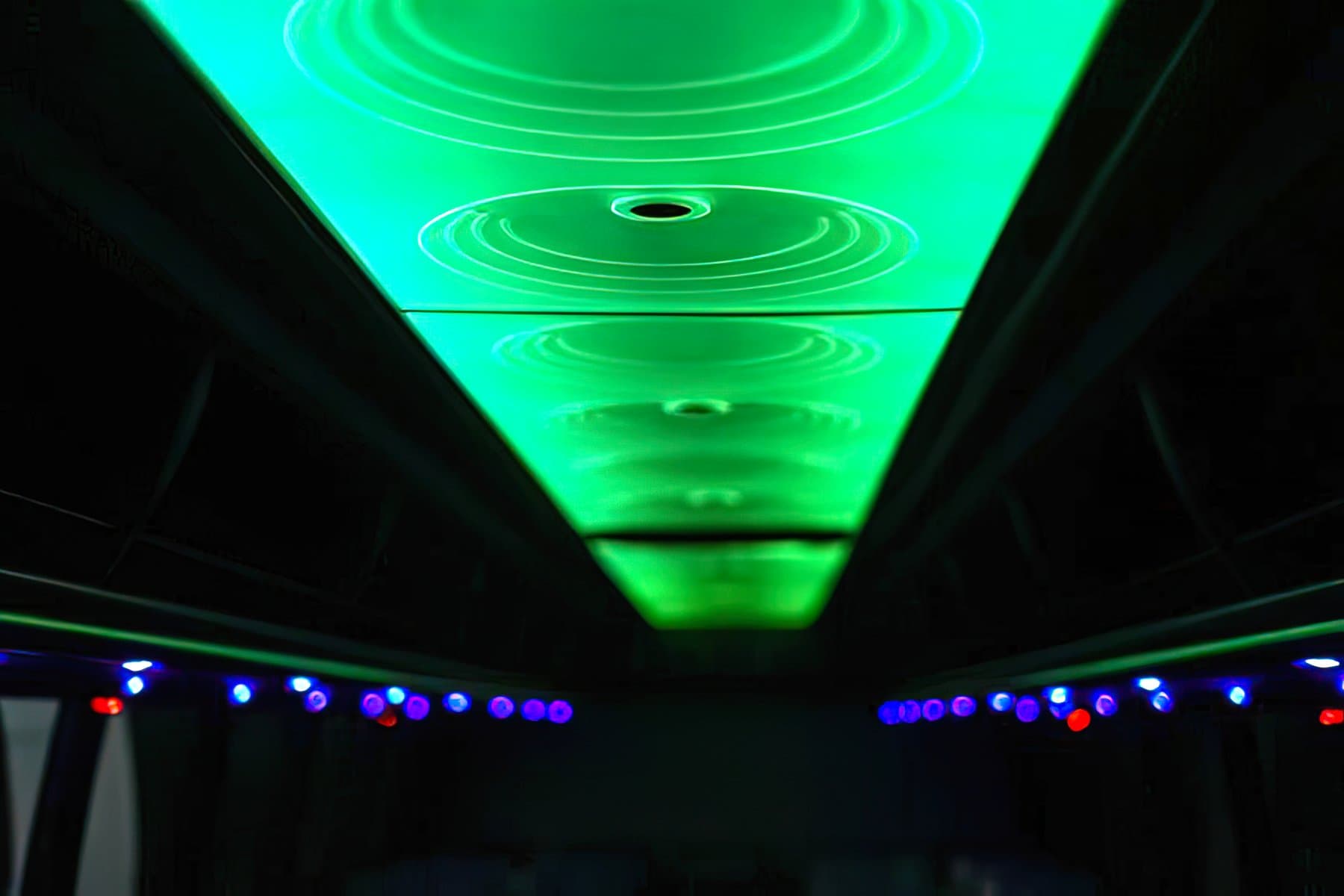 37 PAX Coach exterior 4