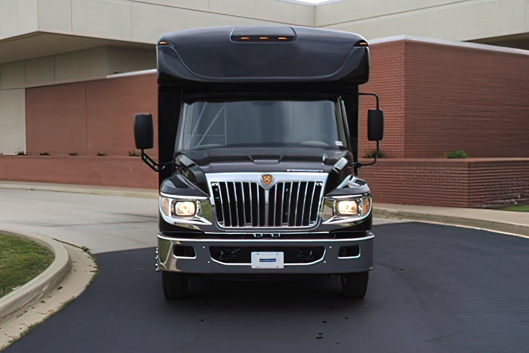 28  PASSENGER EXECUTIVE COACH exterior 5
