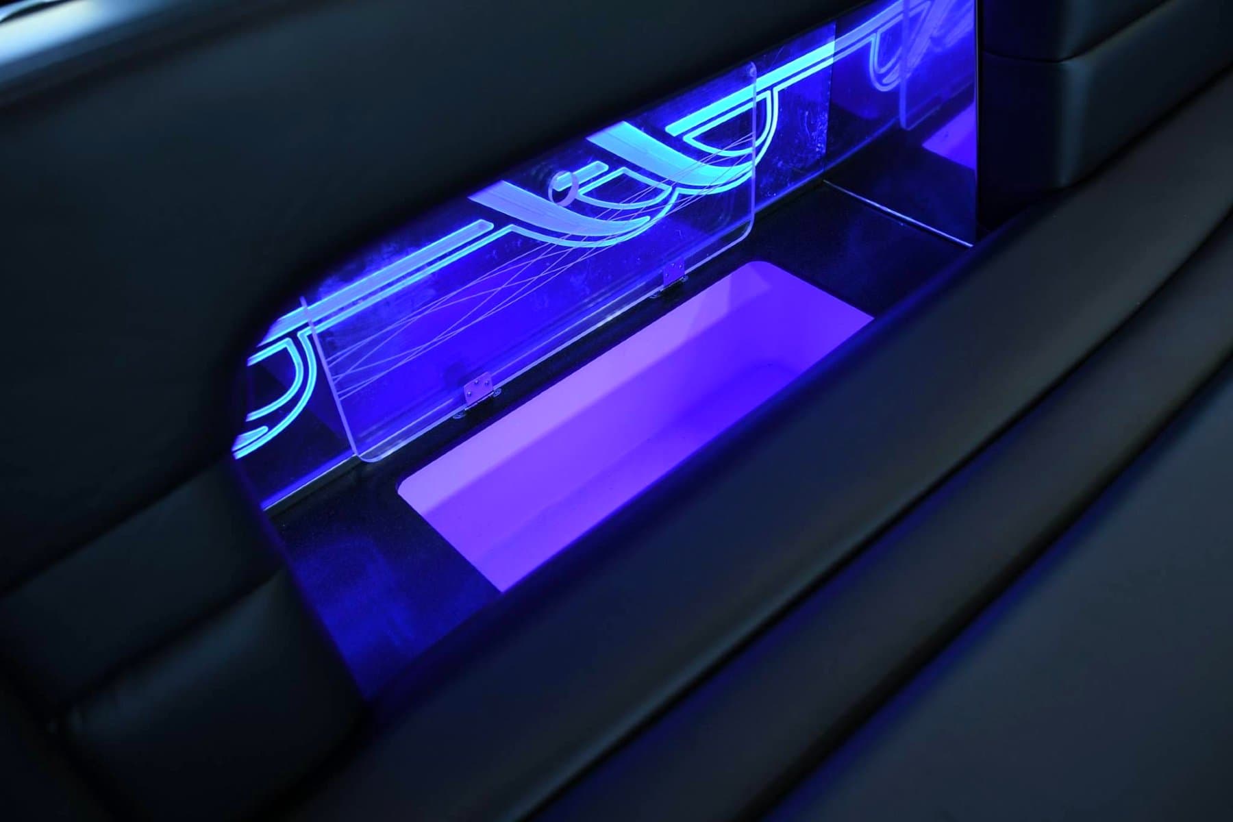 25 Passenger Limousine Bus exterior 5