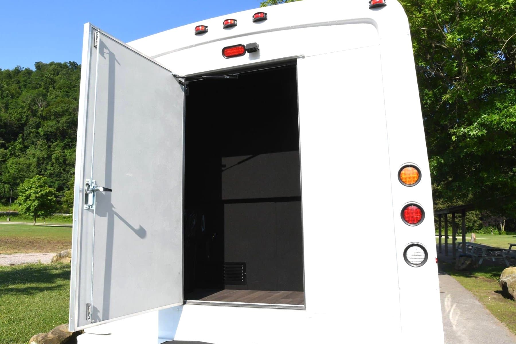 25 Passenger Limousine Bus exterior 9