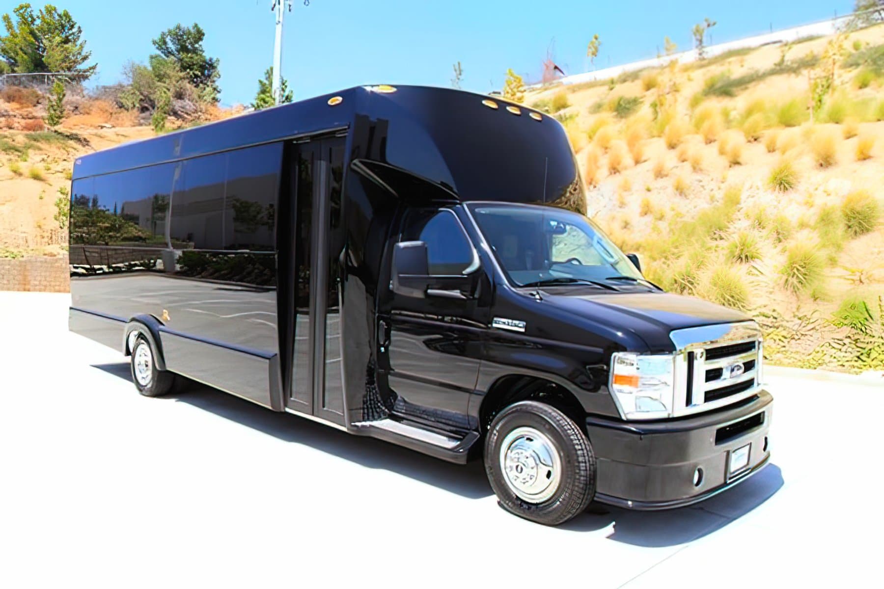 16 PAX Ford E-450 Party Bus exterior 2