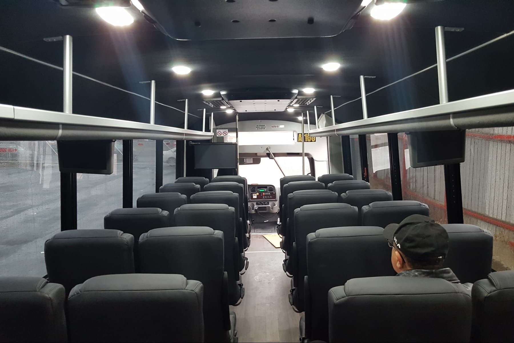 38 PAX Bus exterior 3