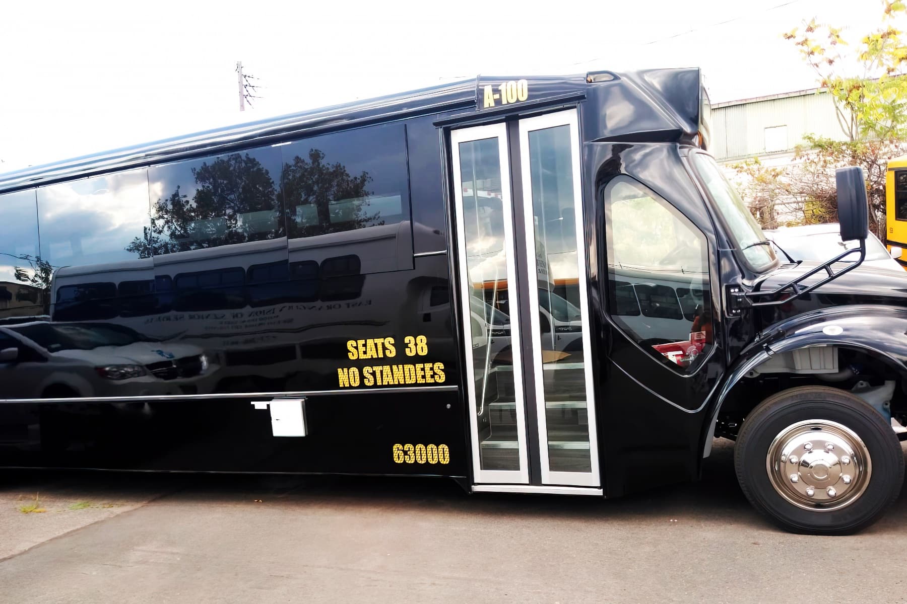 38 PAX Bus exterior 4