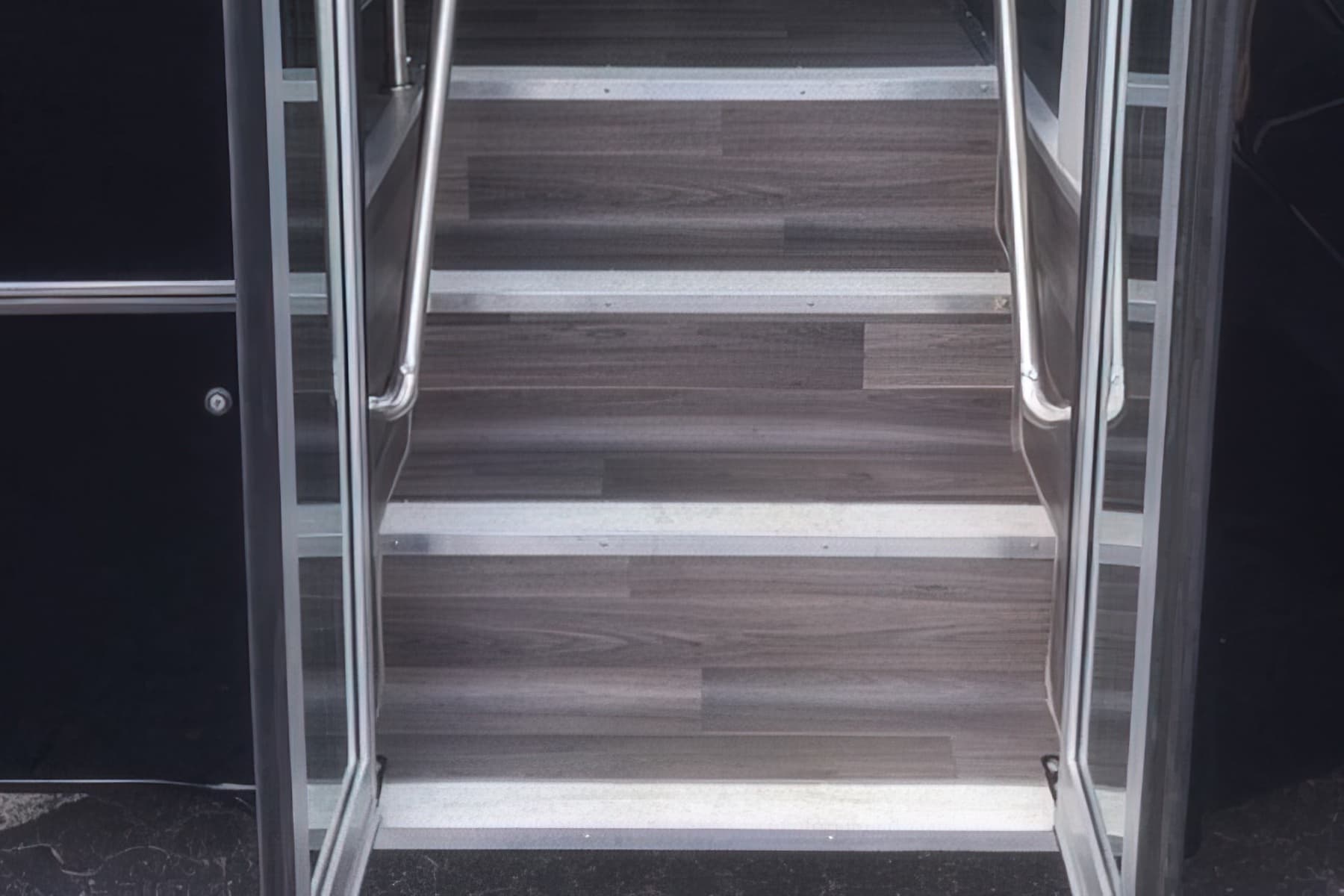 38 PAX Bus exterior 5