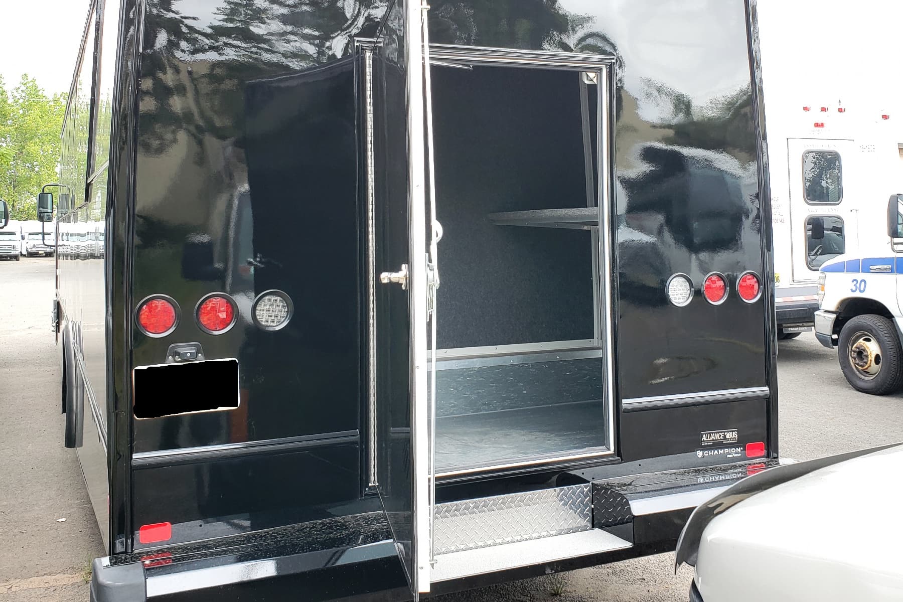 38 PAX Bus exterior 7