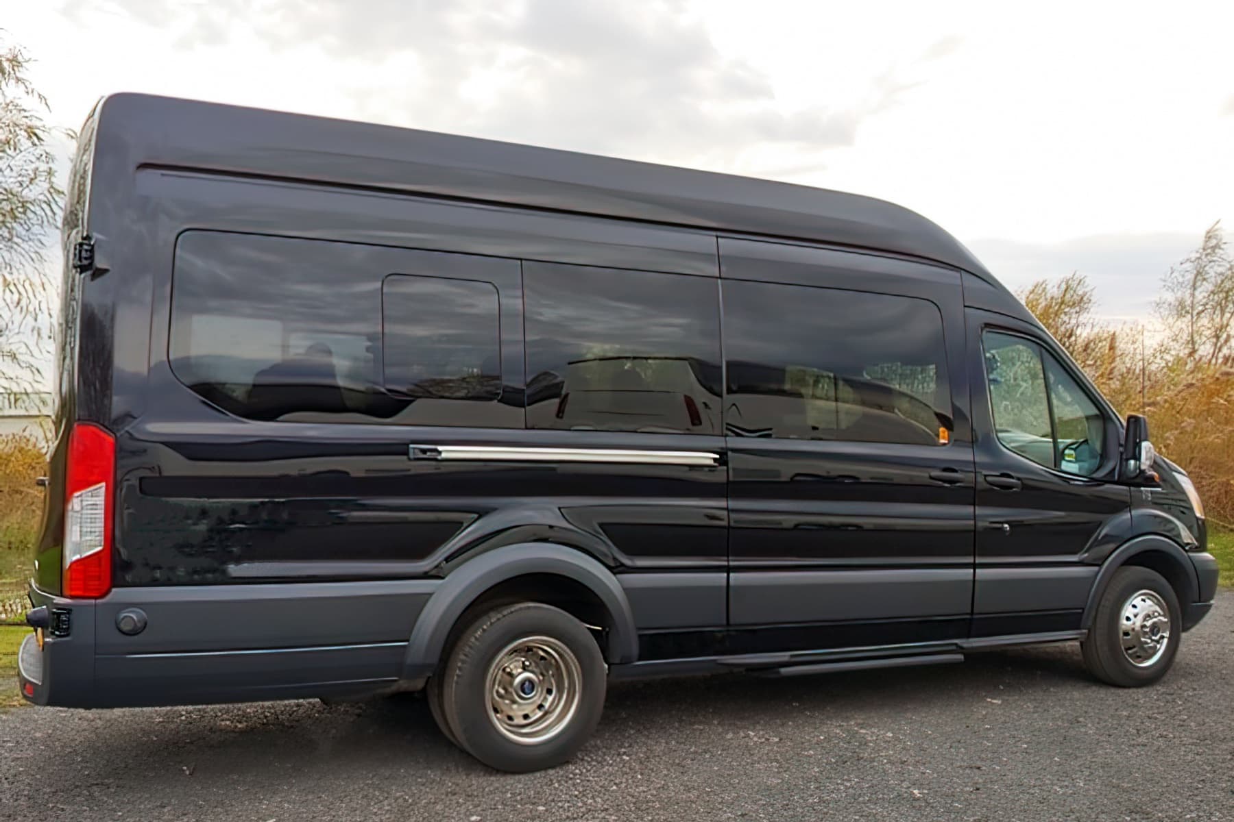 14-PASSENGER EXECUTIVE BUS exterior 2