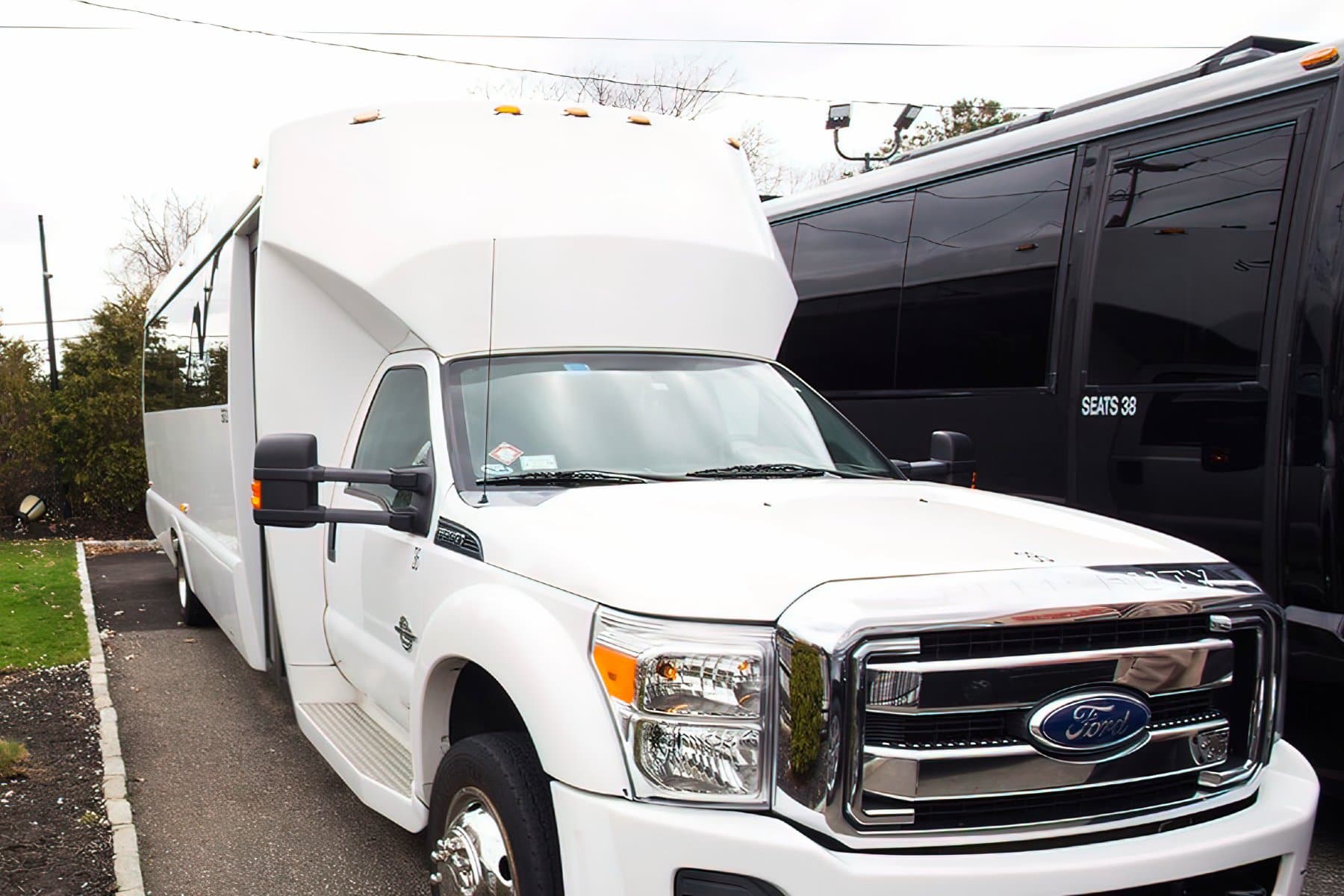 22 PAX Party Limo Bus - Limousine for charter