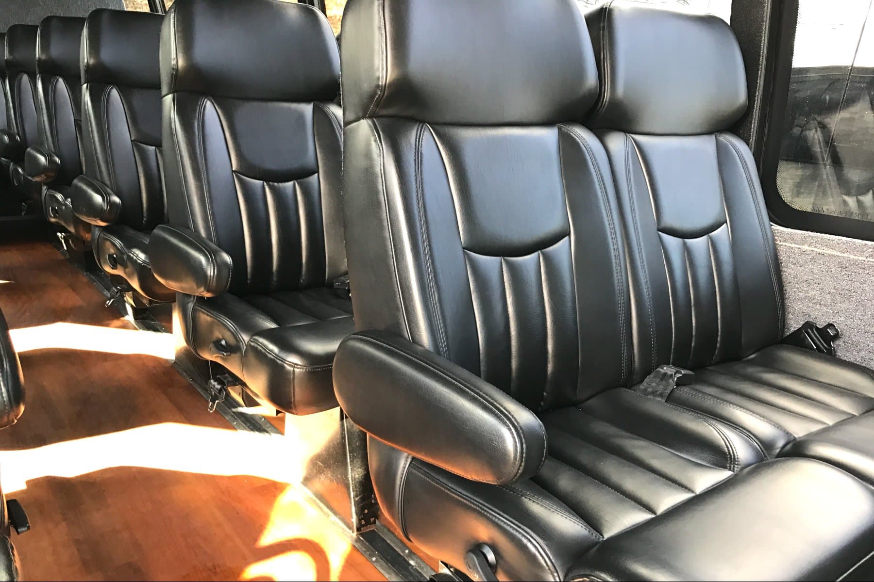 23 PASSENGER MINI COACH exterior 3