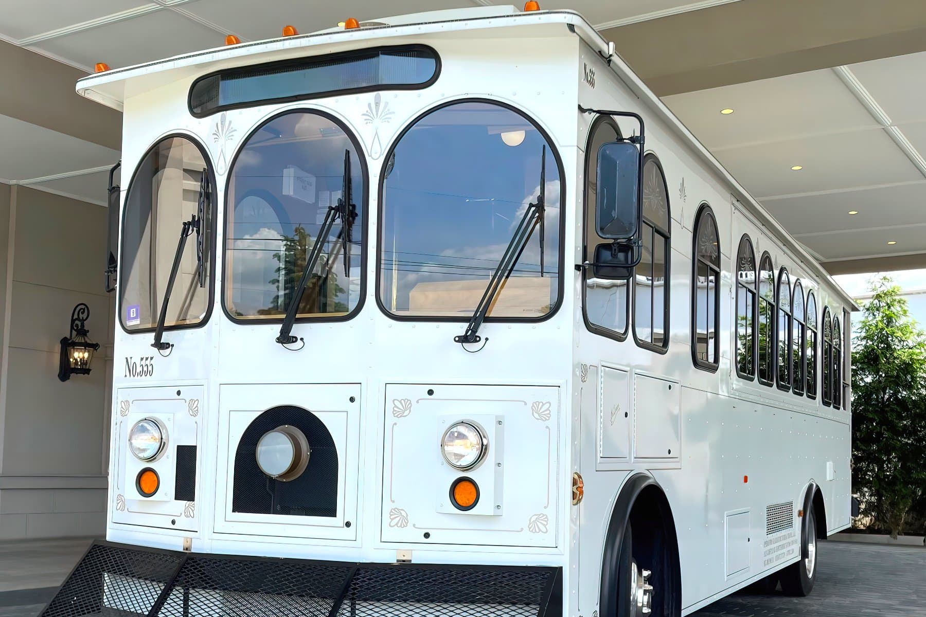 24 PAX  WHITE TROLLEY - Trolley for charter