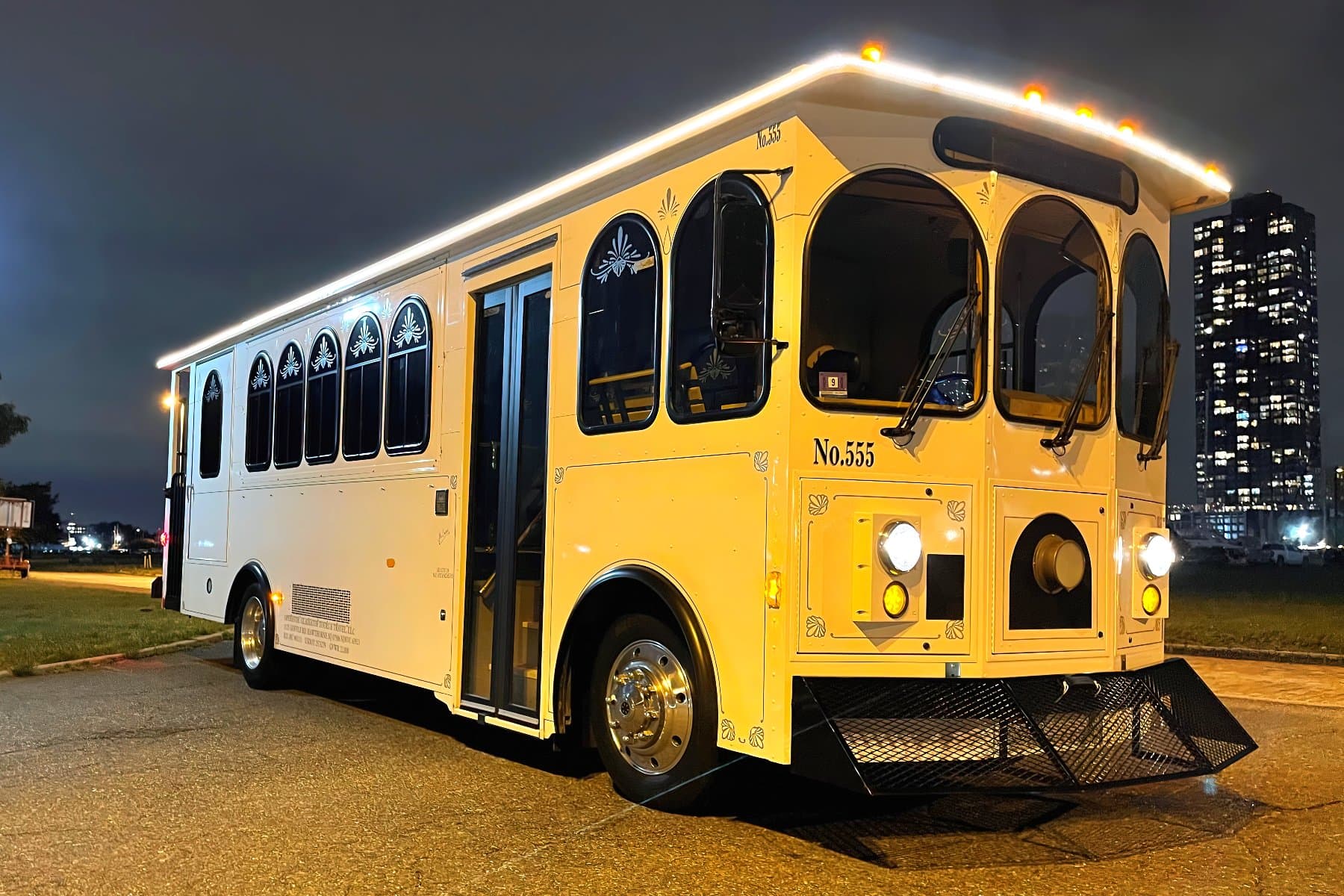 24 PAX  WHITE TROLLEY exterior 2