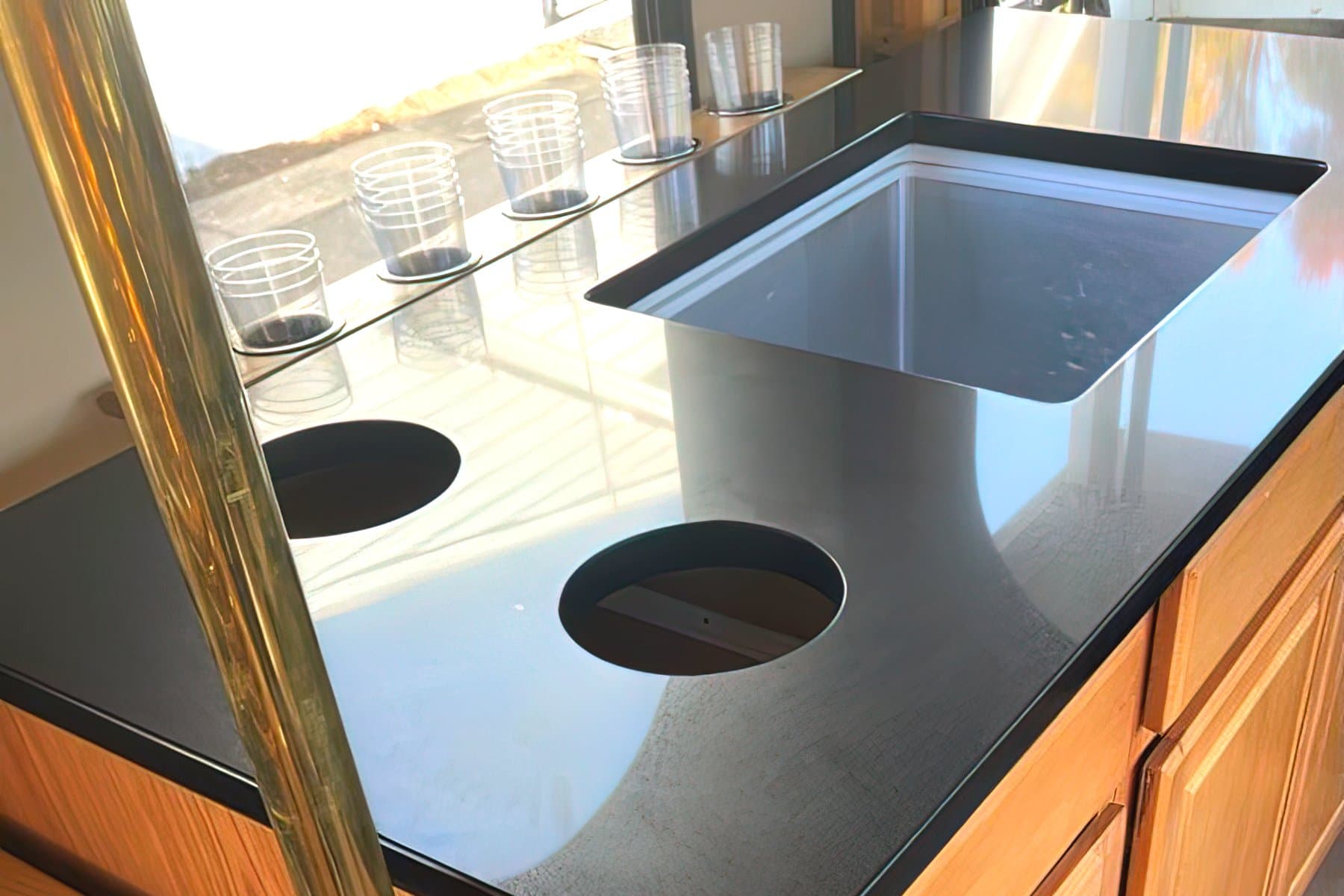 24 PAX  WHITE TROLLEY exterior 7